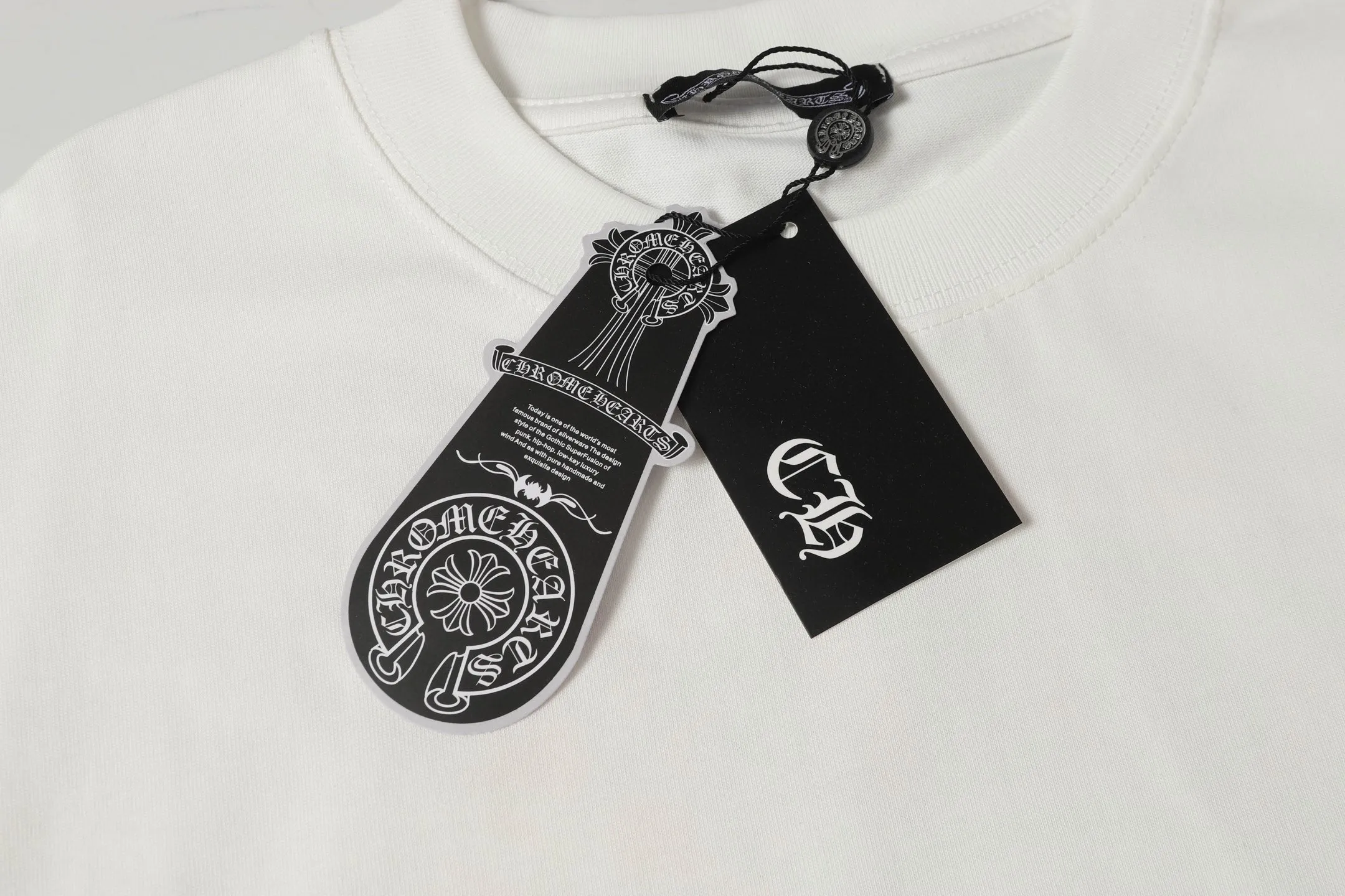 🅿️170 Chrome hearte/Chrome heart ch 25ss early spring Sanskrit horseshoe print short-sleeved T-shirt. A must-have item for daily commuting for men and women in light luxury. The correct version is welcome to compare. Detailed features: ·280g 100% cotton double yarn jersey fabric. ·Custom-dyed in the same cylinder, special thickened 32 pieces double-strand 1x1 thread. ·Double-needle cross-stitch technology. ·Original main mark washed tag. Color: black white. Size: XS-L